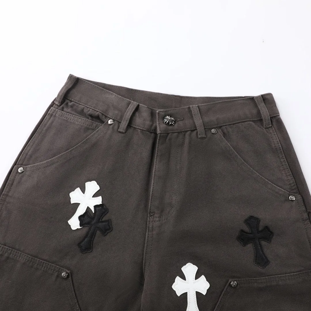 P280 💰 (Top version) Chrome hearts Cross patch leather jeans workwear logging pants Chrome hearts logging pants are here! ! ! CH Croix Heart Double Knee Cross Patch Leather Bo1 Style Logging Pants Straight-leg Work Pants B136 Croix Heart Cross Sanskrit Overalls Price 20W level, patchwork cross pattern embellishment, high-waisted washed jeans! ! Absolutely high-end luxury products, 1.9W level god-level single products, super popular products, made by top heavy industry, not to be missed. About Zangyin, this is an extremely luxurious fashion brand, which can also be called the nobles of the high street. It has always been an exclusive brand of some hipsters or rich second generation. Compared with ordinary high streets, it is more luxurious and noble. Compared with luxury brands, it has a more fashionable personality and has always been a brand that I have a special liking for. Imported yarn is custom-woven into a high-density twill canvas. While ensuring a crisp silhouette, the fabric feels very delicate. It follows the B01 classic silhouette. The upper body is crisp and stylish. The ready-made garments are stone-milled and washed with fermentation. They can be matched with any style. Buttons and zinc are washed with genuine YKK retro metal products. Double-layered canvas on the front. Perfect details. All hardware is perfect. Size: S-XXL Color: Picture color